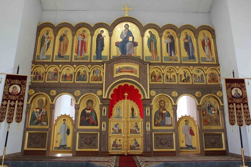 Иконостас в верхнем храме